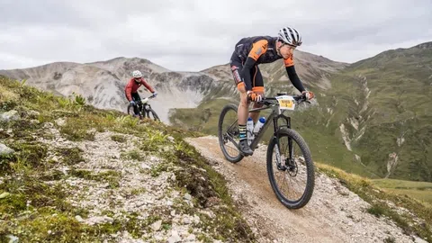 Zwei Mountainbiker auf einem Bergpfad.