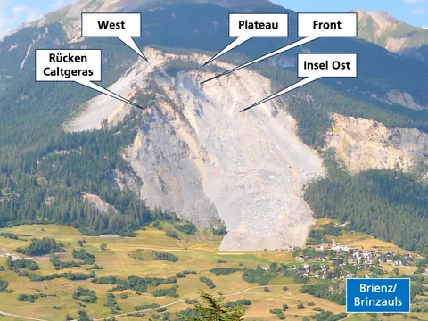 Berglandschaft mit beschrifteten Geologie-Merkmalen und Blick auf Dorf Brienz/Brinzauls.