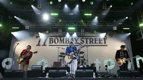 77 Bombay Street auf der Bühne