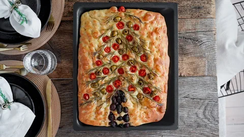 Focaccia cun pignol da Nadal | Focaccia mit Weihnachtsbaumdeko