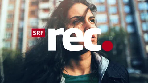 Frau im Freien mit SRF rec Logo.