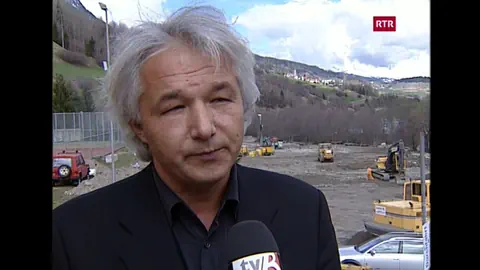 Rudolf Tucek bei einem Interview mit Baustelle im Hintergrund.