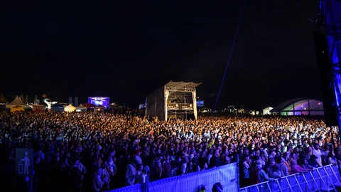 Publikum vor der Bühne am Open Air Lumnezia.