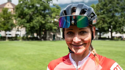 Sportlerin Cornelia Schwarzentruber mit Helm und Sporttenue