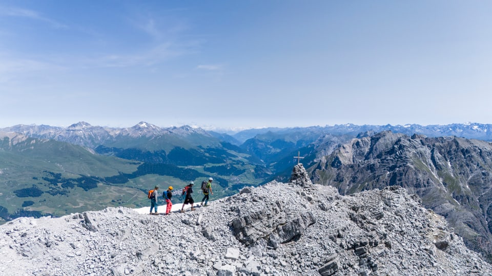  Die Wandergruppe mit Viola Brodbeck steht stolz auf dem Gipfelgrat des Piz Pisocs.