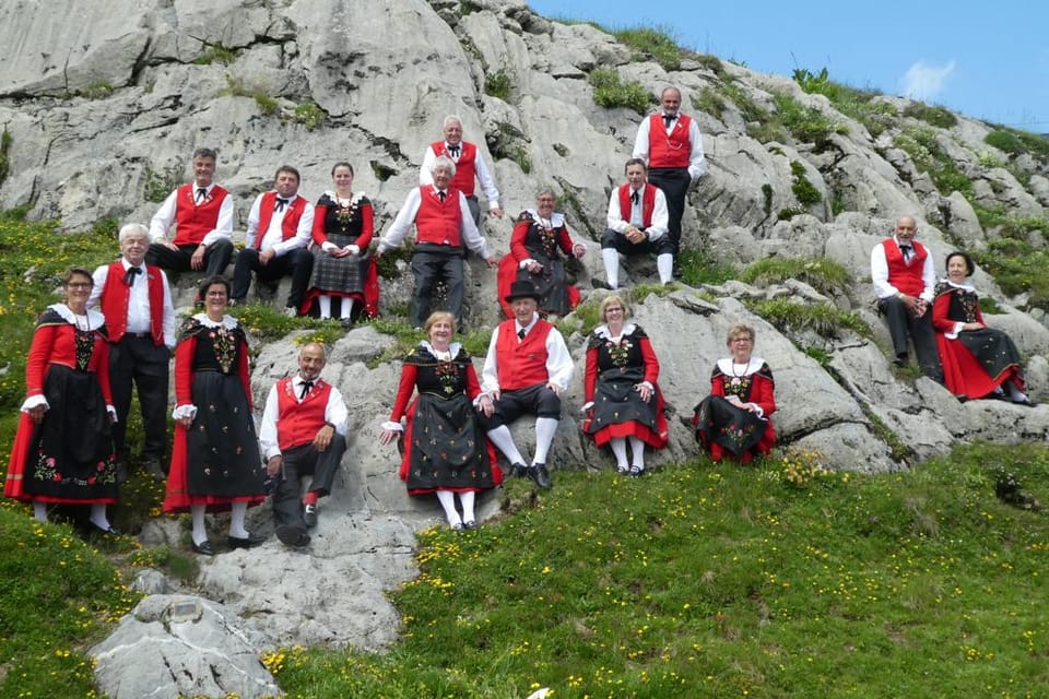 Eine Trachtengruppe in alpiner Kulisse.
