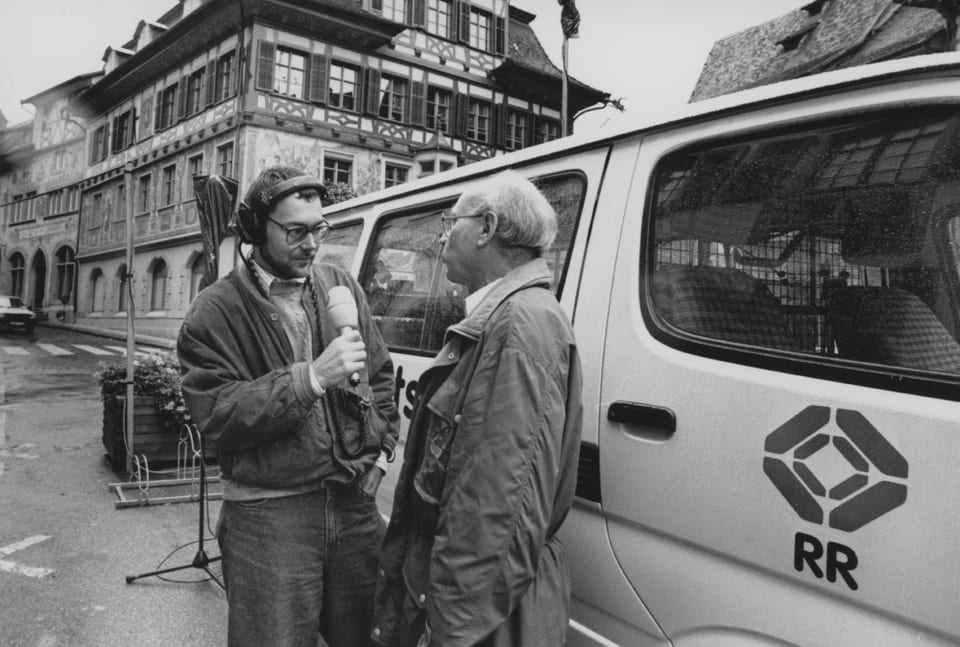 Erwin Ardüser macht ein Interview bei einer Aussensendung.