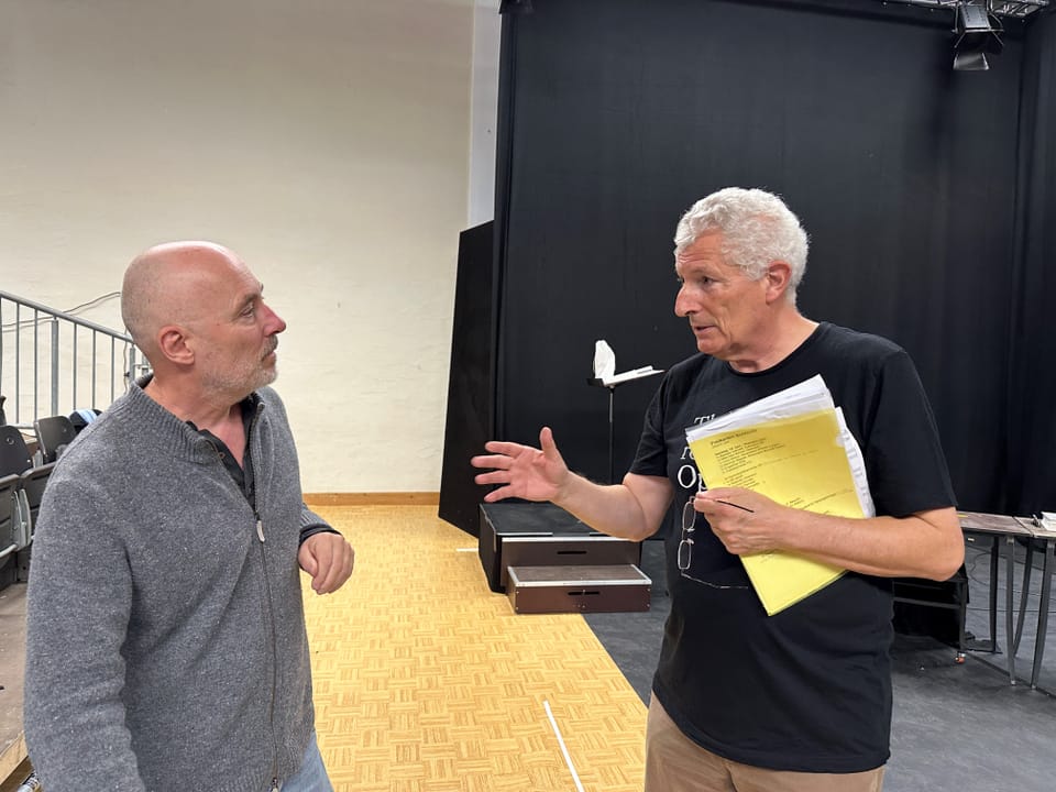 Manfred Ferrari und Claudio Danuser im Gespräch an den letzten Proben für die Oper Gianni Schicchi.