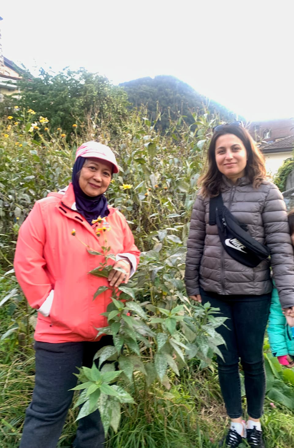 Ashennur ed Elly pflegen Pflanzen und neu gewonnene Freundschaften im Garten.