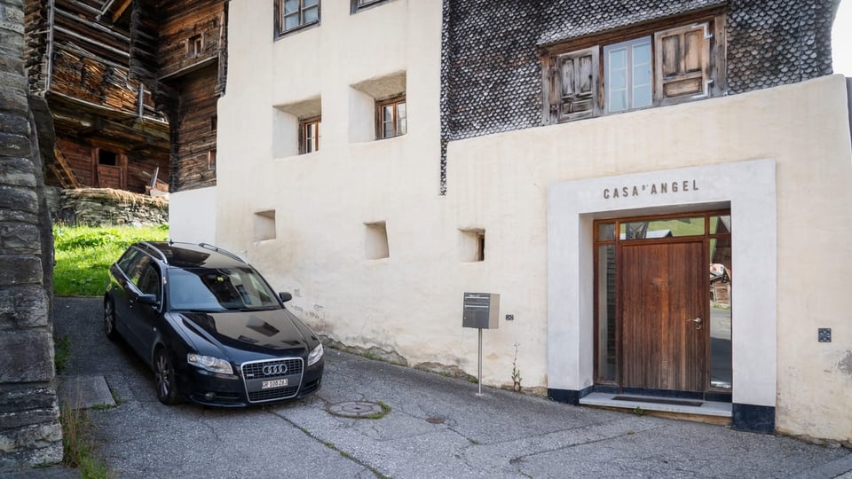 Auto parkiert vor Casa d'Angel.