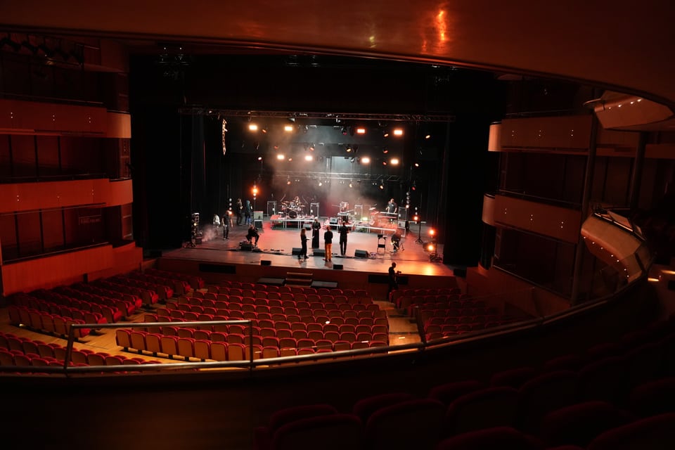 Blick auf leere Theaterbühne vor Vorstellung.