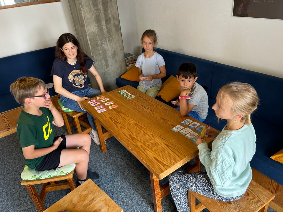 Kinder die spielen und so Romanisch lernen.