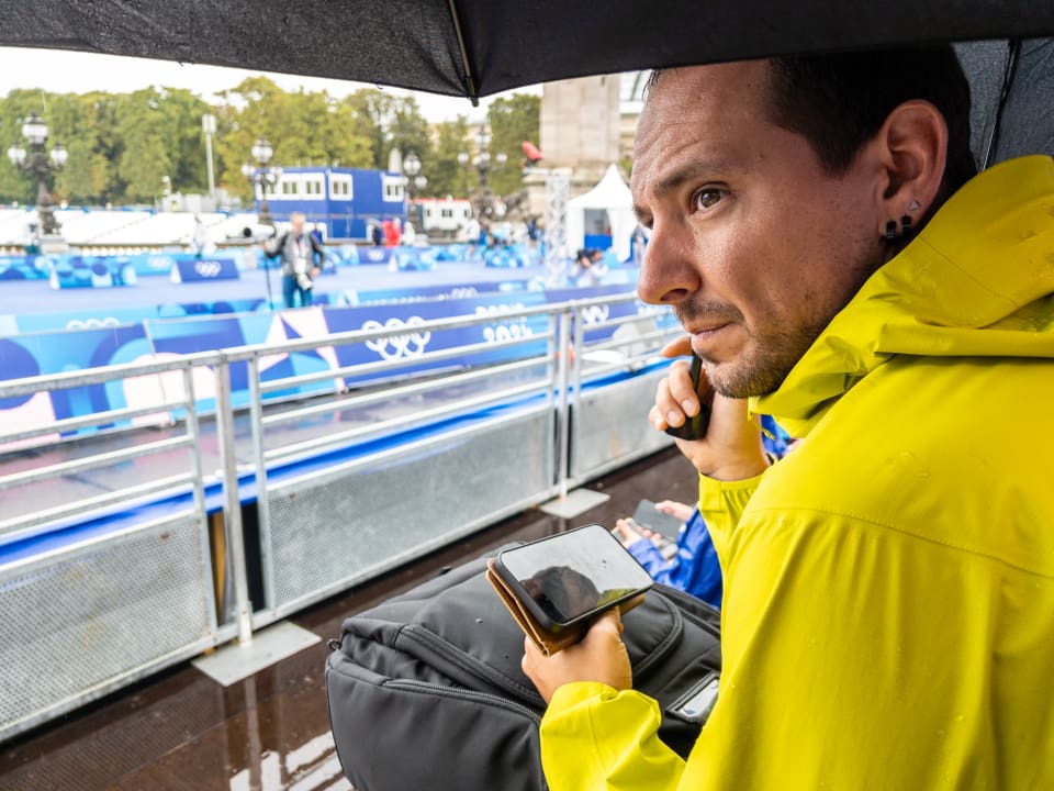 Paris 2024: Andreas Wieland verfolgt das Rennen auf dem Mobile.