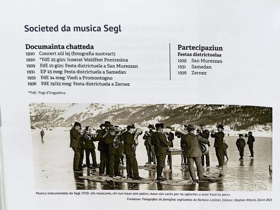 Musikanten auf dem Silsersee mit ihren Füssen im Wasser stehend.