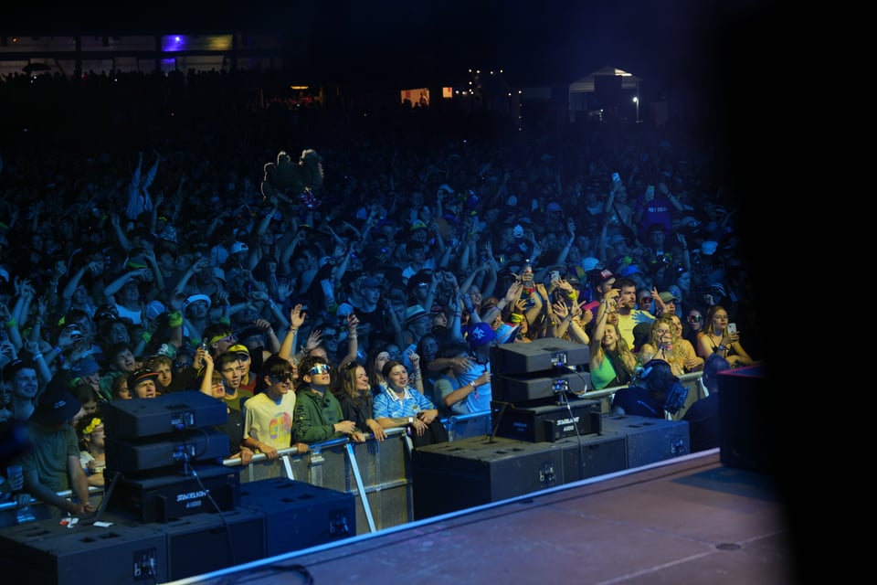 Menschenmenge bei einem Konzert, Blick von der Bühne am Open Air Lumnezia 2024.