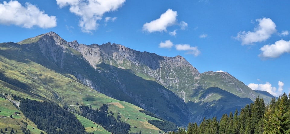 Berglandschaft mit blauem Himmel und Wolken.