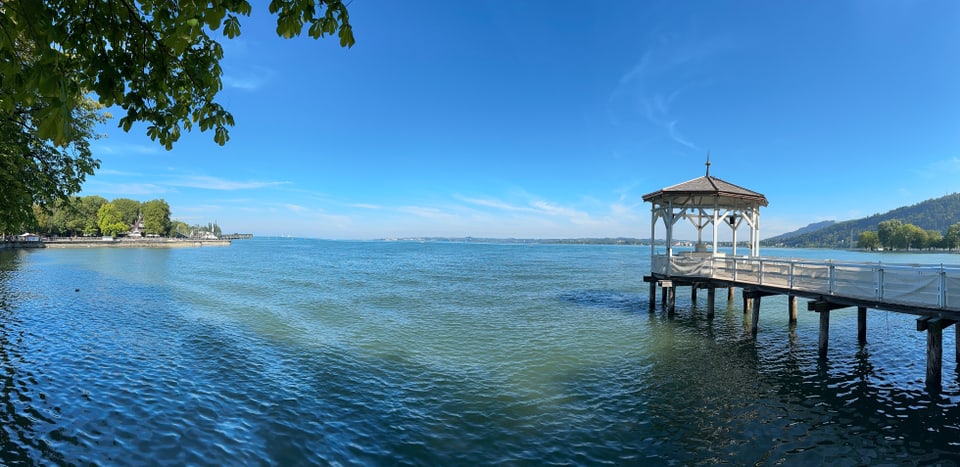 Pavillon am Seeufer an einem sonnigen Tag.