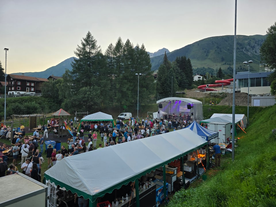 «ROCKseDRUN» ein kleines Musikfestival ohne Eintritt und mit viel rätoromanischer Musik in Sedrun. 