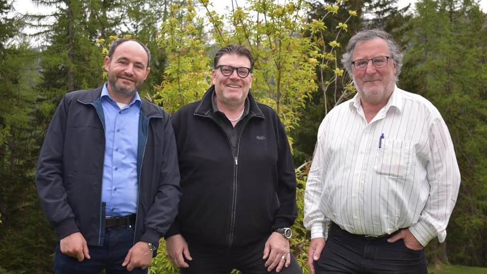Drei Männer posieren für ein Gruppenbild. Alle wollen in den Gemeinderat von Val Müstair.