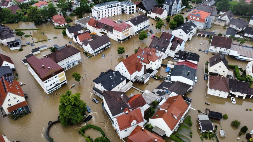 Luftaufnahme einer überfluteten Stadt.