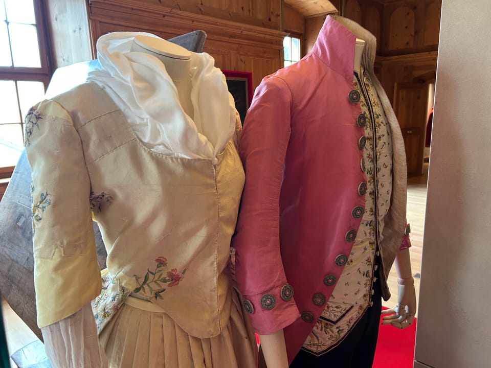 Foto von Damen- und Herrenbekleidung, ausgestellt im Rhätischen Museum in Chur