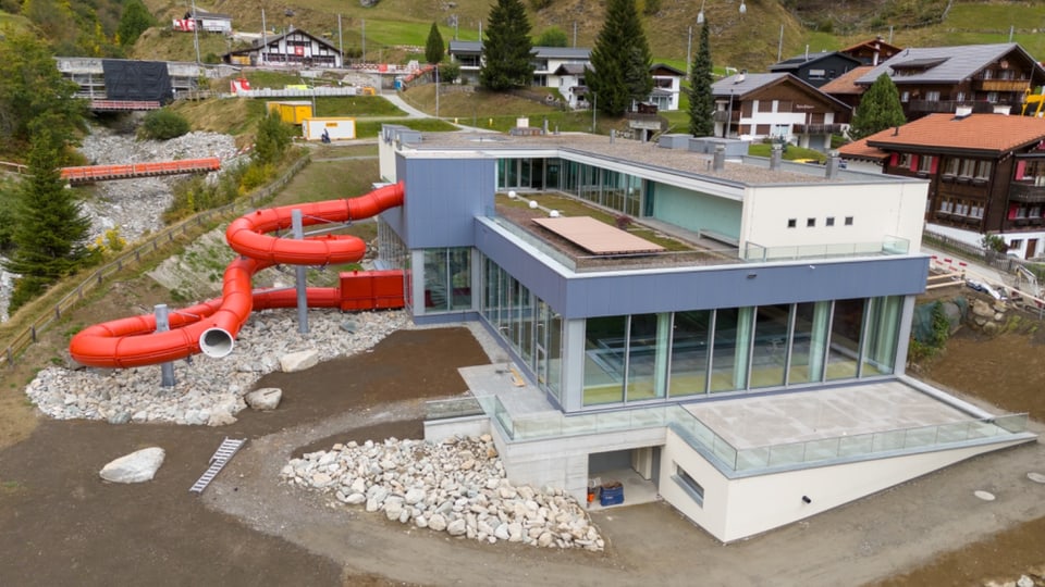 Hallenbad Sedrun mit neuer Wasserrutsche im Aussenbereich