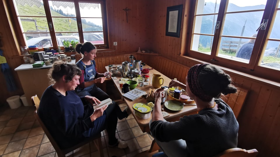 Gut gedeckter Frühstückstisch in der Alp Naustgel. 