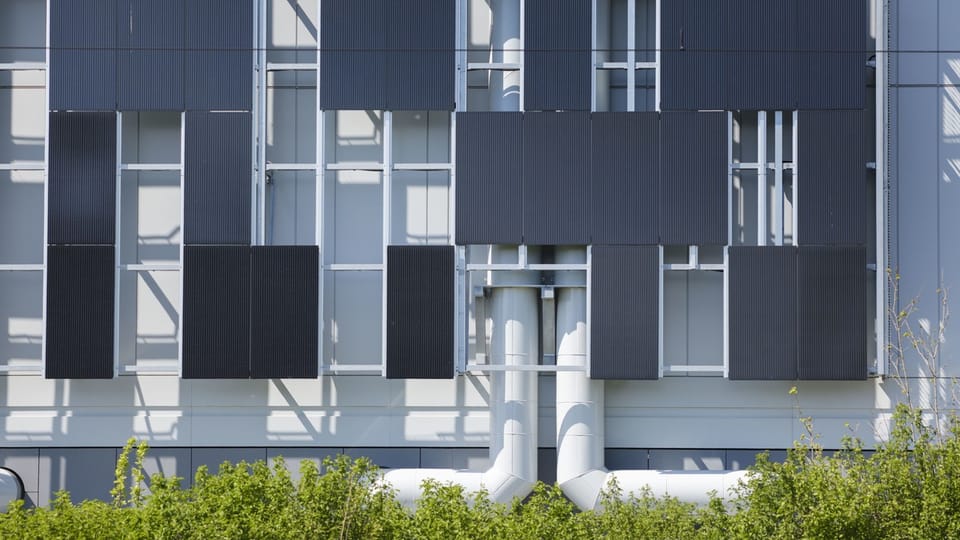 Gebäude in Winterthur mit Solaranlage an der Fassade