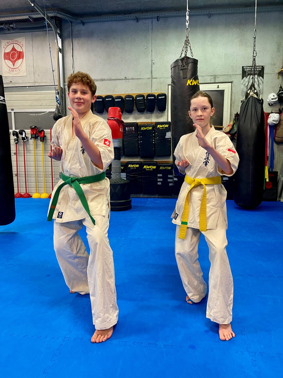 Mak Osmic e Nora Veraguth in Karate-Anzügen im Trainingsraum.