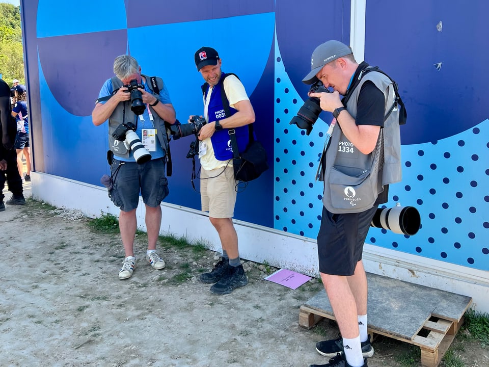 Paris 2024: Fotografen hinter einem Container.