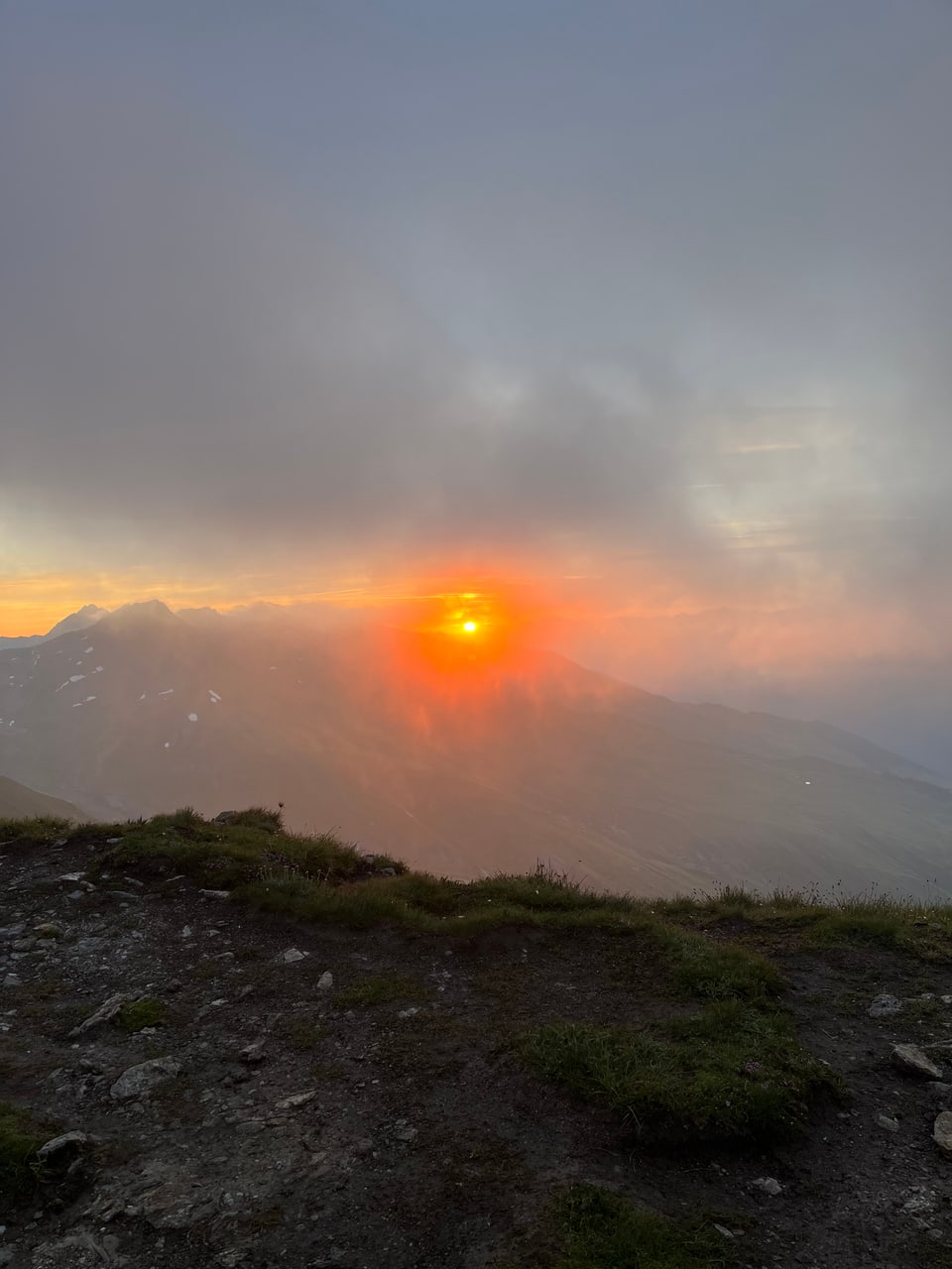 Sonnenuntergang über nebligen Bergen.