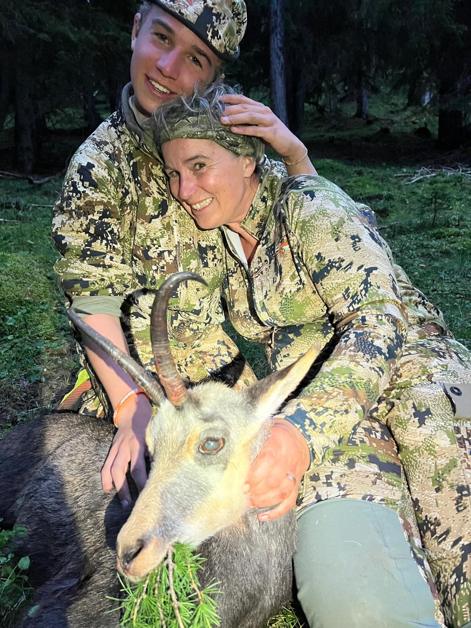 Die Jägerin Martina Stecher mit einer Gämsgeiss, geschossen in der Val Plavna bei Tarasp.