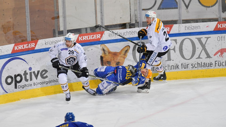 Purtret da giugaders da hockey da Lugano e Tavau. 