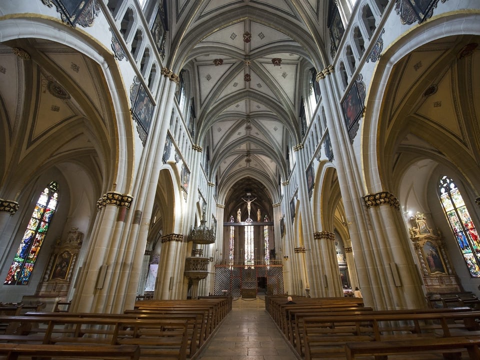 Kathedrale St. Niklaus Fribourg: Blick durch das Hauptschiff in Richtung Kirchenchor.