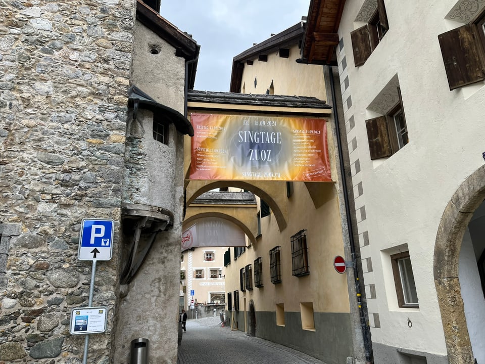 Historische Gasse mit Bogen und Banner in Altdorf.