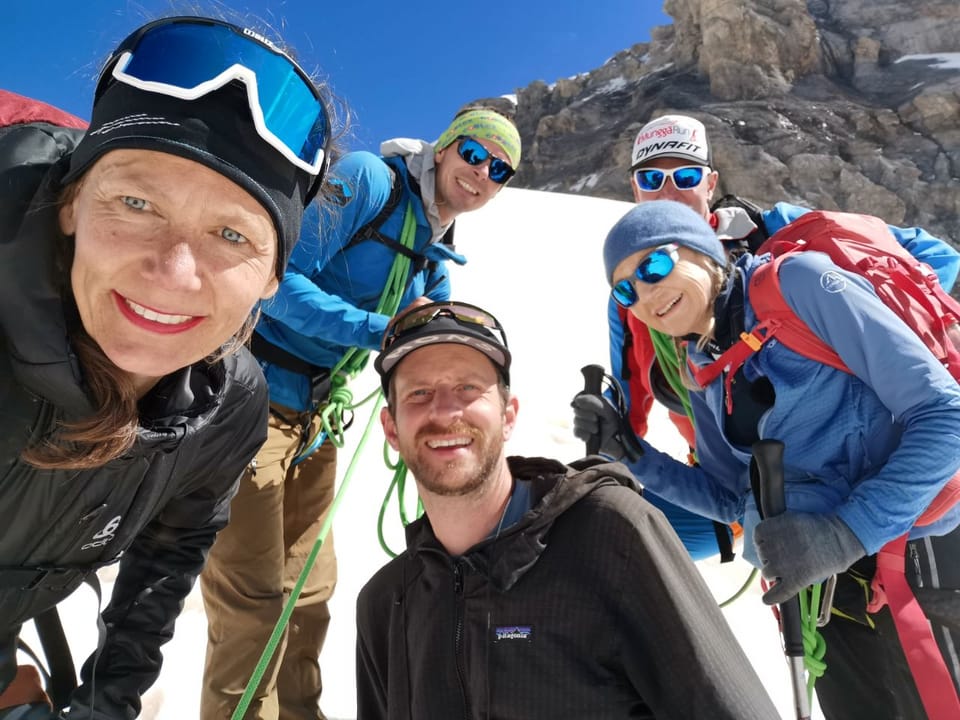 Besteigung Piz Russein / Tödi: Fünf Bergsteiger machen ein Gruppenfoto im Schnee.
