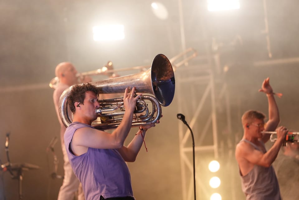 Musikband mit Tuben und Trompeten auf der Bühne am Open Air Lumnezia 2024.