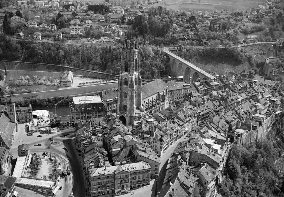 Kathedrale Fribourg: Luftaufnahme aus dem Jahr 1954.
