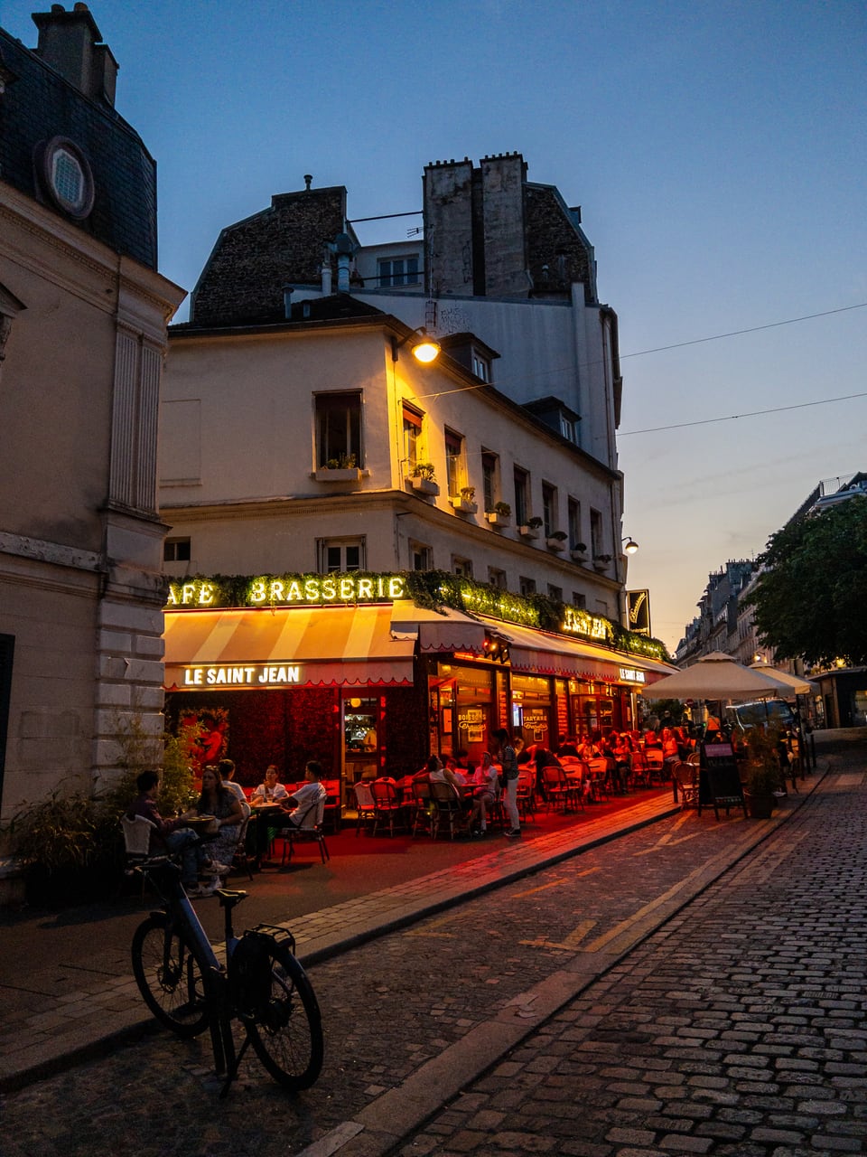 Paris 2024: Bistro in Montmartre