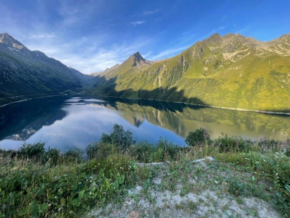 Berglandschaft mit See und Spiegelung.