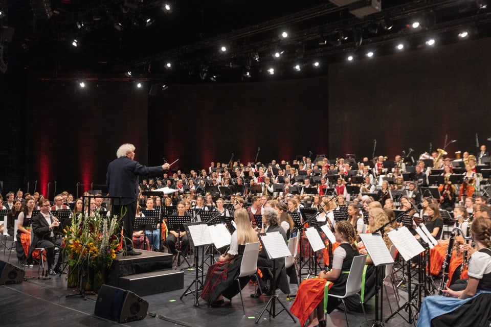 4 Blasmusikvereine und 1 Sinfonieorchester spielen zusammen