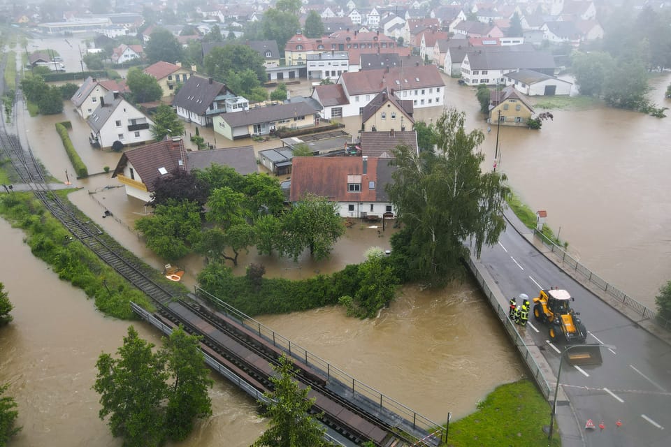Luftaufnahme von überfluteten Häusern und Strassen nach einem Hochwasser.