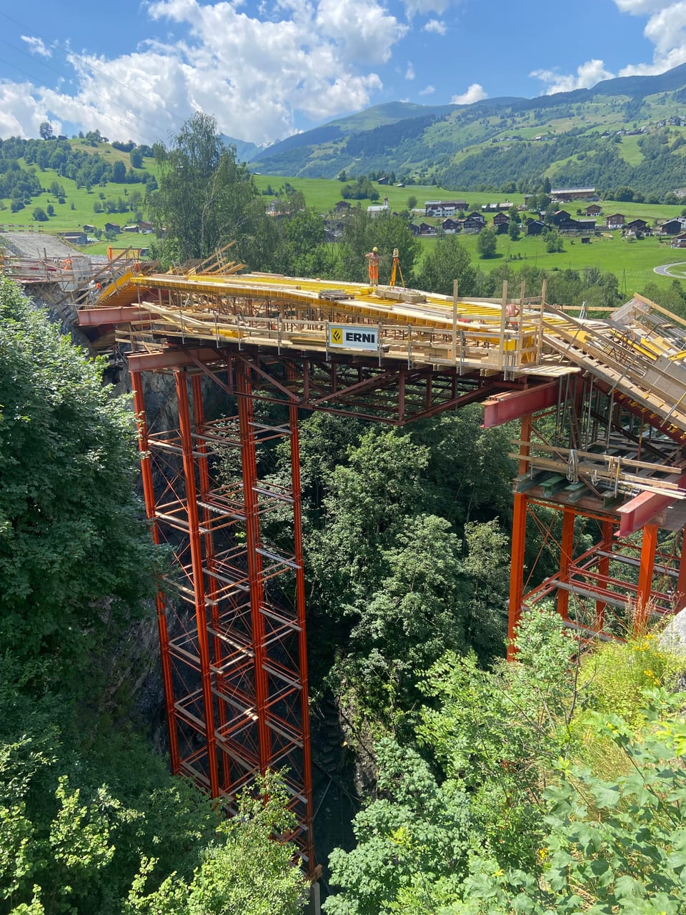 Neue Brücke wird in Vuorz gebaut