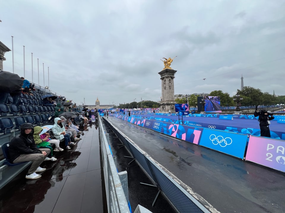 Paris 2024: Blick auf die Zielgerade beim Zeitfahren der Radfahrenden.