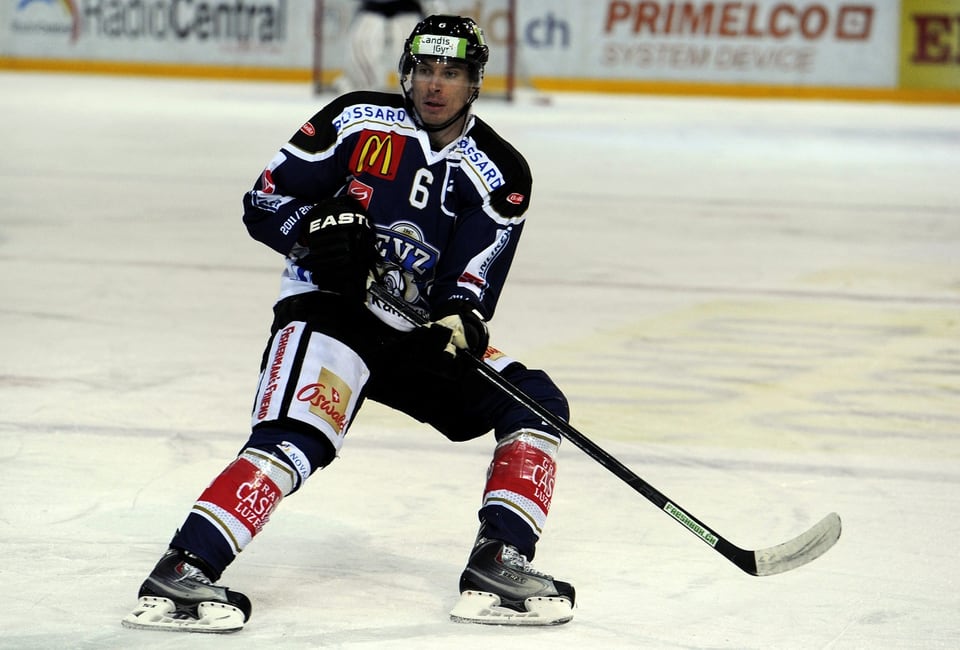 Der Eishockeyspieler Corsin Camichel im Dress des EVZ.