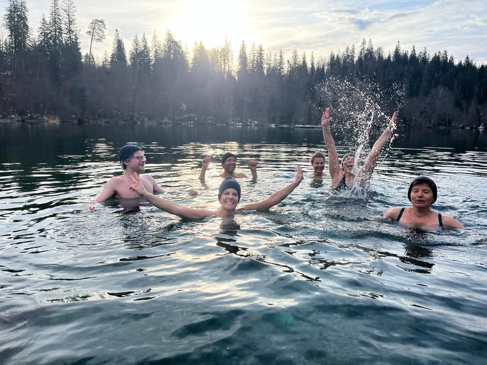 Die Gruppe badet im Eiswasser