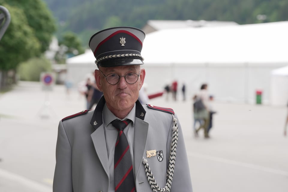 Kantonales Musikfest Klosters 2024: Mann mit Hut und Brille