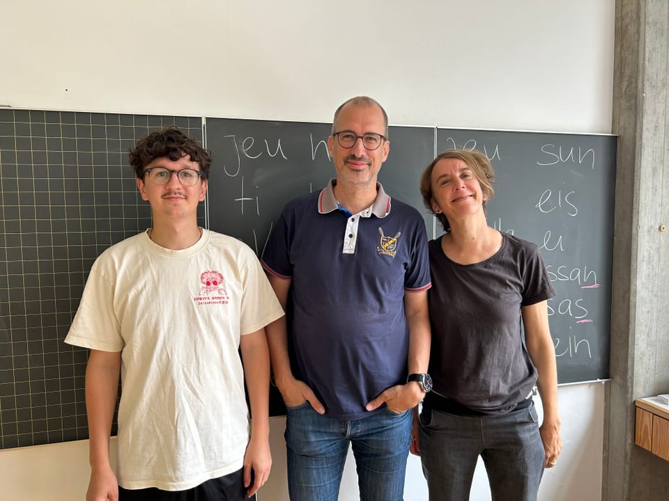 Foto von Mattiu Bergamin (Lehrer), Pascal Müller und Giulia Wilson (Schüler) vom Level 4.