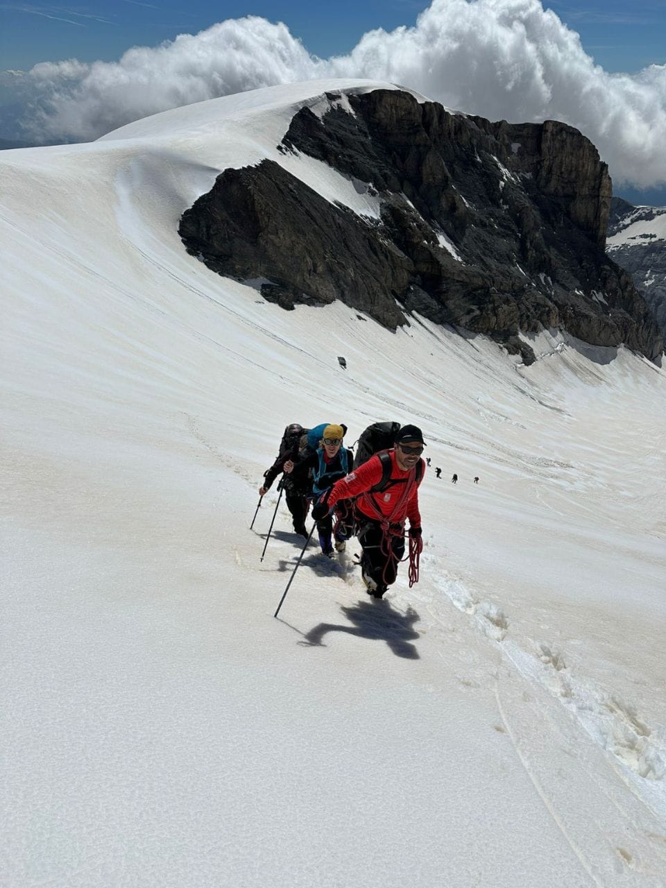 Besteigung Piz Russein / Tödi: Bergsteigergruppe auf schneebedecktem Gipfel.