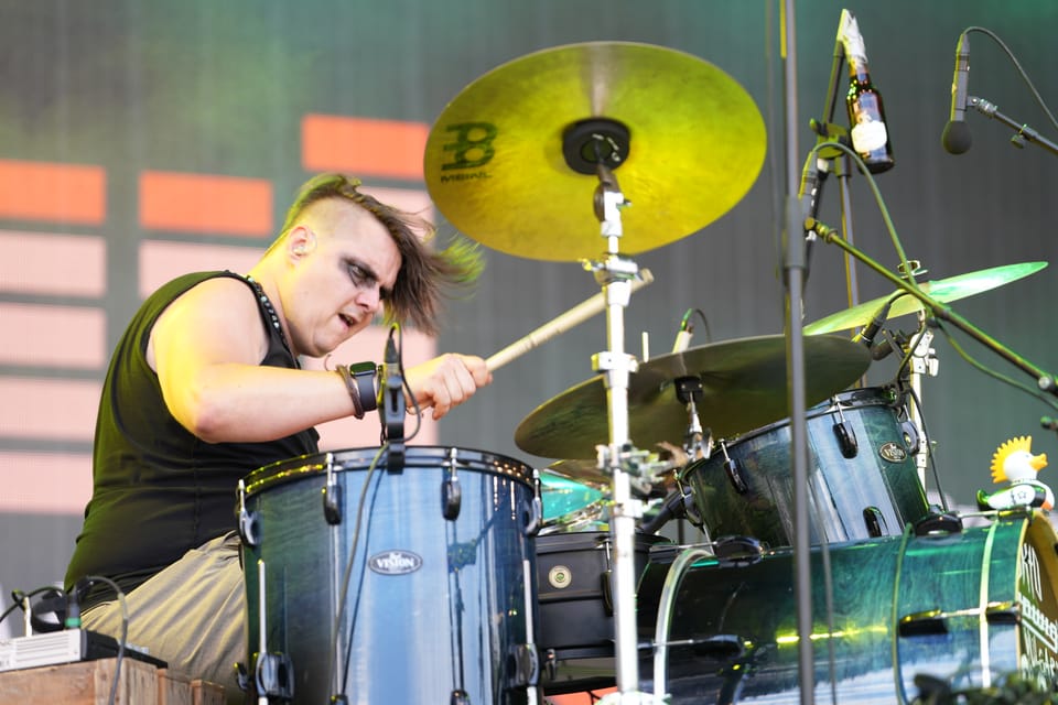 Drummer von Okto Vulgaris spielt Schlagzeug auf der Bühne am Open Air Lumnezia 2024 in Degen.